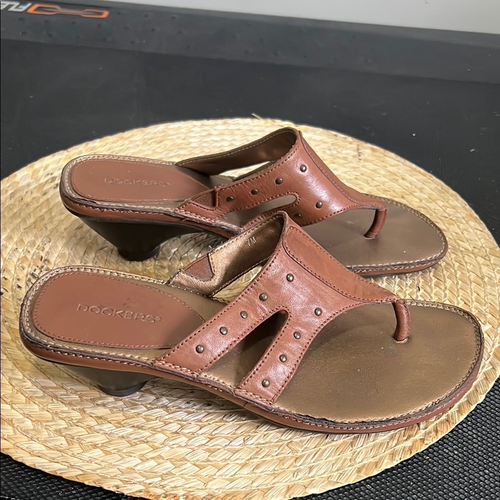 Dockers Women's Leather Brown Thong Slippers Sandals Size 7